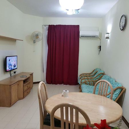 Home Stay Bayu Emas Appartment, バツーフェリンギビーチ エクステリア 写真