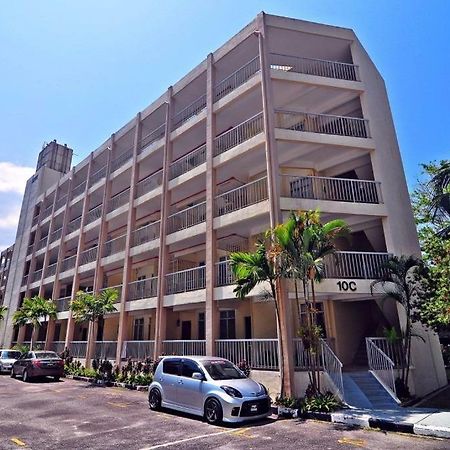 Home Stay Bayu Emas Appartment, バツーフェリンギビーチ エクステリア 写真