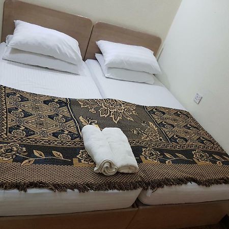 Home Stay Bayu Emas Appartment, バツーフェリンギビーチ エクステリア 写真