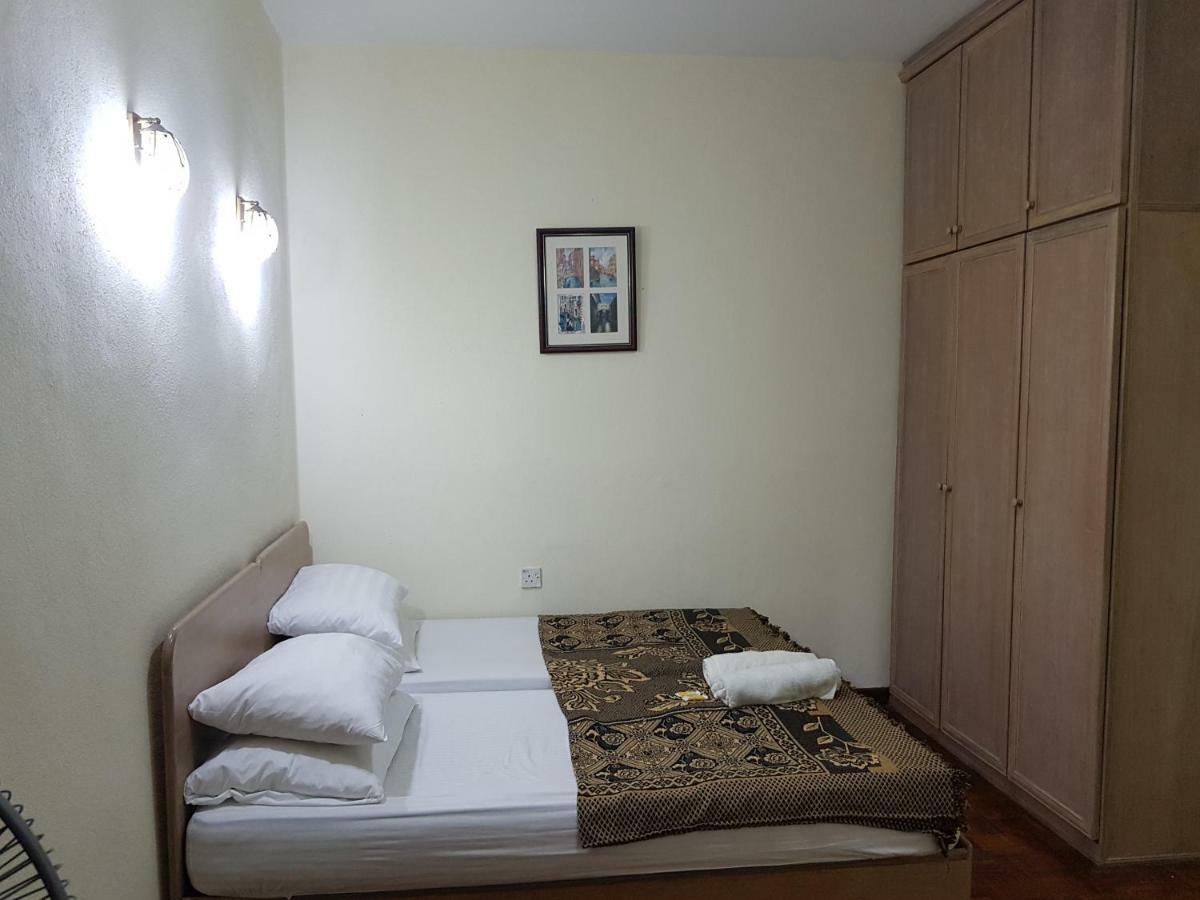 Home Stay Bayu Emas Appartment, バツーフェリンギビーチ エクステリア 写真
