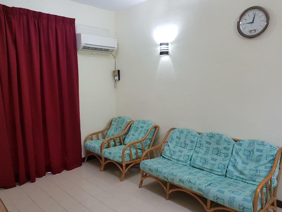 Home Stay Bayu Emas Appartment, バツーフェリンギビーチ エクステリア 写真