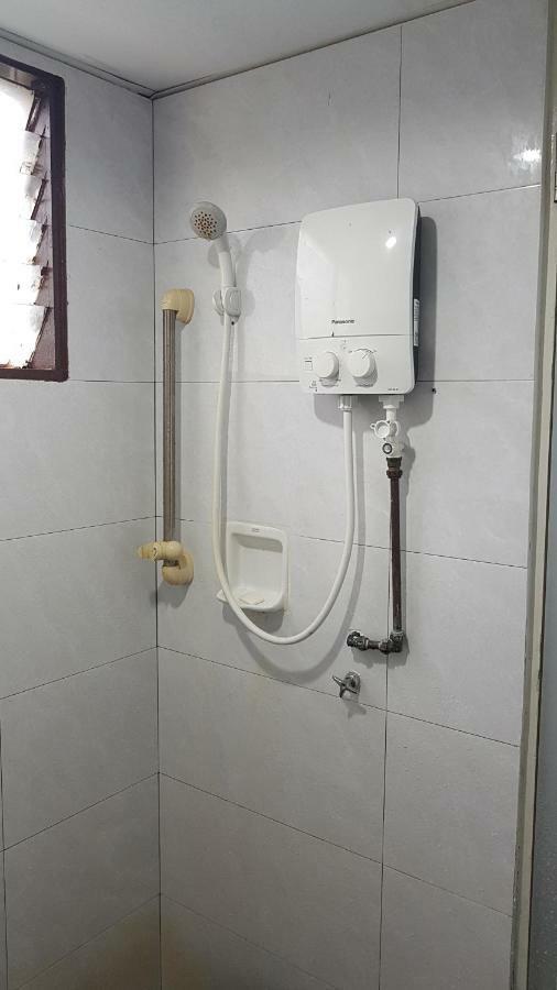 Home Stay Bayu Emas Appartment, バツーフェリンギビーチ エクステリア 写真