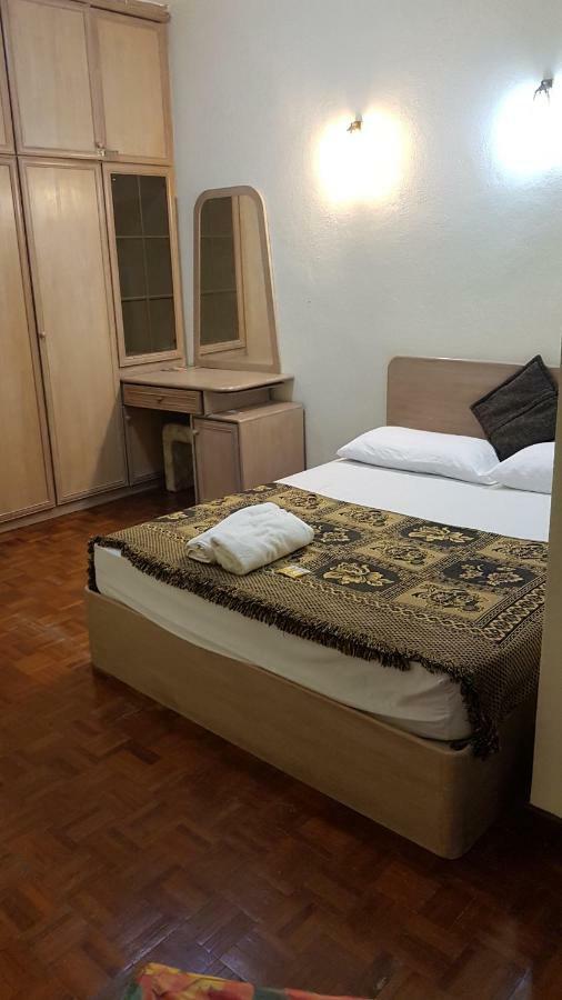 Home Stay Bayu Emas Appartment, バツーフェリンギビーチ エクステリア 写真