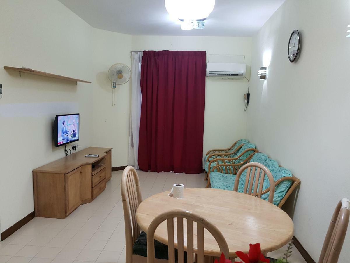 Home Stay Bayu Emas Appartment, バツーフェリンギビーチ エクステリア 写真