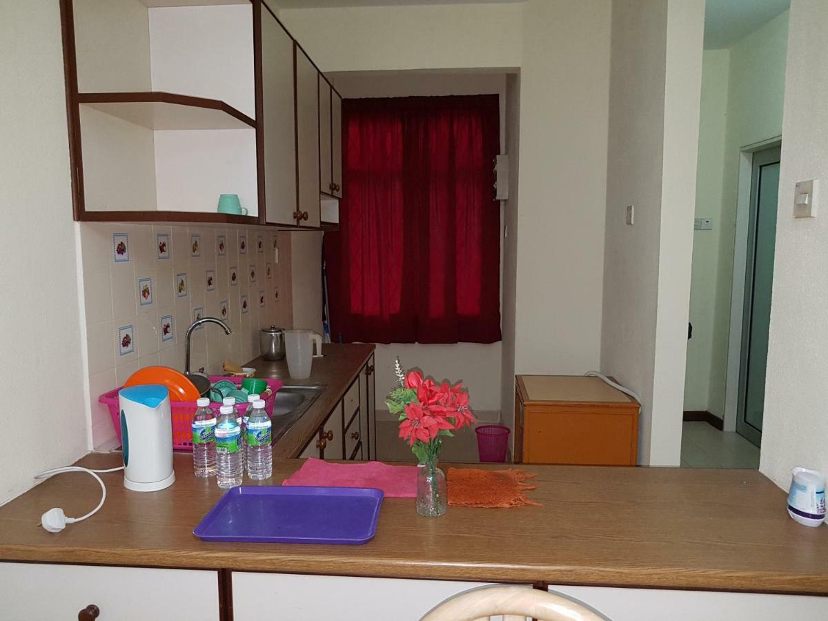 Home Stay Bayu Emas Appartment, バツーフェリンギビーチ エクステリア 写真