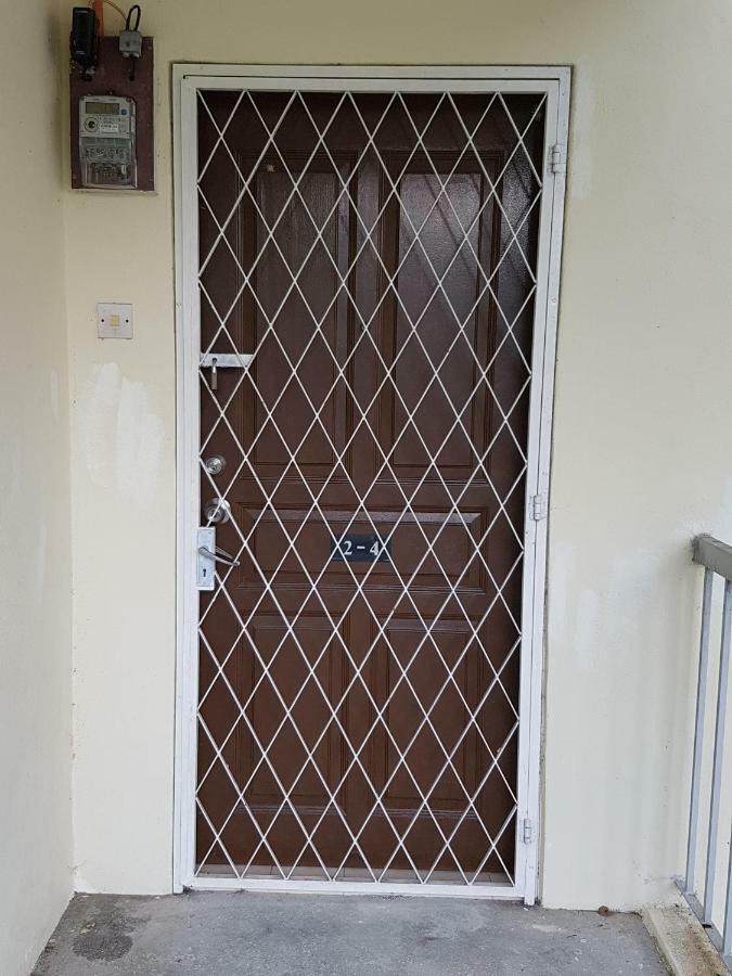 Home Stay Bayu Emas Appartment, バツーフェリンギビーチ エクステリア 写真
