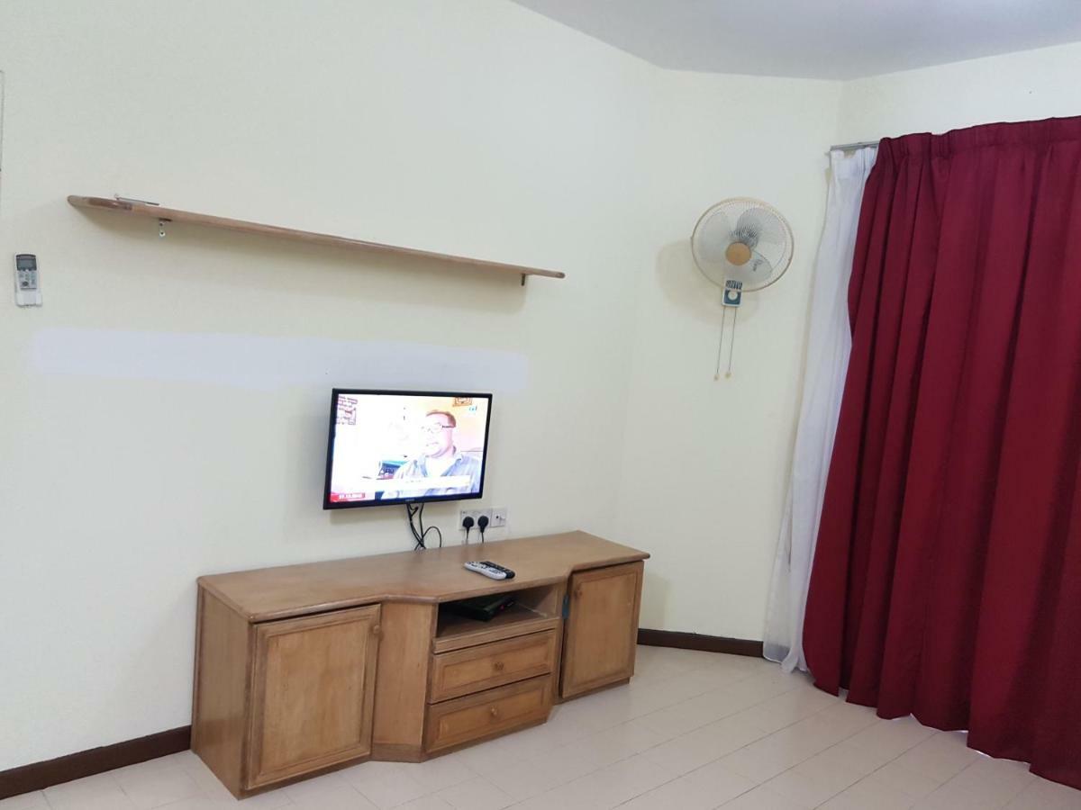 Home Stay Bayu Emas Appartment, バツーフェリンギビーチ エクステリア 写真