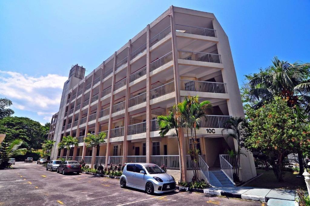 Home Stay Bayu Emas Appartment, バツーフェリンギビーチ エクステリア 写真